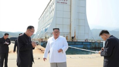 Lãnh đạo Triều Tiên Kim Jong Un (áo trắng) đi thị sát khu nghỉ mát Núi Kim Cương. Ảnh do truyền thông Triều Tiên đăng vào ngày 23/10/2019. 