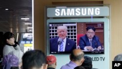 2017年5月2日在南韓首爾火車站電視螢幕上的新聞節目顯示美國總統川普和北韓領導人金正恩的畫面。