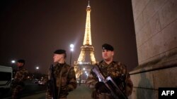 Pasukan penjaga keamanan Perancis melakukan penjagaan di sekitar menara Eiffel di Paris (foto: dok).