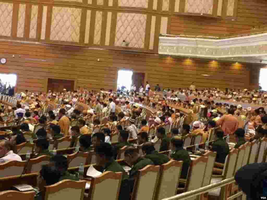 Suasana pemungutan suara untuk memilih presiden di parlemen Myanmar (15/3). (VOA/S. Herman)