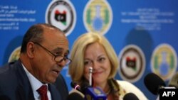 Menteri Luar Negeri Libya Mohamed Abdulaziz (kiri), Duta Besar AS untuk Libya Deborah Jones (kanan) dalam konferensi pers di Tripoli, 4 Februari 2014. 