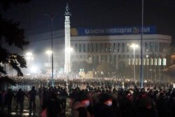 İğtişaş polisi etirazçıların mərkəzi meydana daxil olmasının qarşısını alır. Almatı, Qazaxıstan. 5 yanvar, 2022.