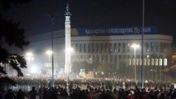 Policías antidisturbios bloquean a manifestantes en una plaza del centro de Alma Ata, Kazajistán, el 5 de enero de 2022.