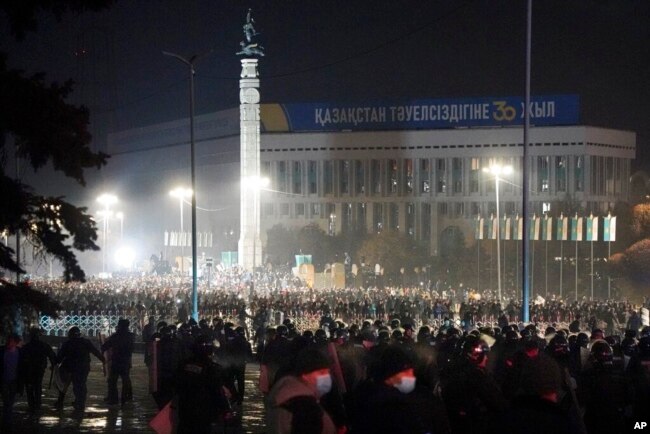 哈萨克斯坦防暴警察在阿拉木图与大批示威民众对峙。（2022年1月5日）