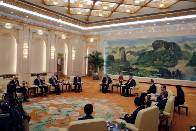 2018年6月14日，在北京人民大会堂，美国国务卿蓬佩奥和美国大使布兰斯塔德会见中国国家主席习近平、国务委员杨洁篪和外长王毅。
