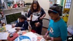 La familia de Jennifer Donald, en Filadelfia, es una de las que recibe dinero del gobierno en forma de bonos de comida.