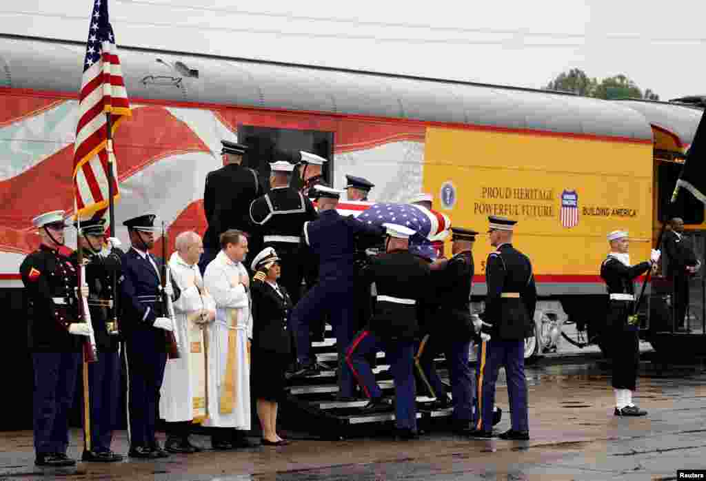 Texas - ABŞ-ın sabiq 41-ci prezidenti Corc Buşun tabutu Union Pacific qatarına yerləşdirilir &nbsp;