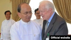 အမေရိကန်သမ္မတဟောင်း Jimmy Carter နဲ့ မြန်မာသမ္မတ ဦးသိန်းစိန်တို့ နေပြည်တော်မှာ စက်တင်ဘာလ ၂၅ ရက်နေ့က တွေ့ဆုံစဉ်။ (ဓာတ်ပုံ - မြန်မာသမ္မတရုံး အင်တာနက်စာမျက်နှာ)