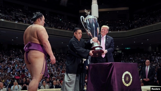 美国总统特朗普向相扑冠军朝乃山颁发美国总统杯。(2019年5月26日)