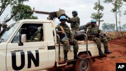 Des Casques bleus de la mission des Nations unies en Centrafrique (Minsuca) patrouillent à bord d’un véhicule à Bria, 26 mai 2017.