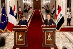 Presiden Irak Barham Salih dalam konferensi pers dengan Presiden Perancis Emmanuel Macron (kiri) di Baghdad, Irak 2 September 2020. (REUTERS / Thaier Al-Sudani)