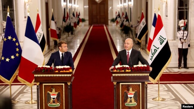 Presidenti i Irakut Barham Salih flet gjatë konferencës për shtyp me Presidentin francez Emmanuel Macron