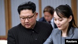 朝鲜领导人金正日与胞妹金与正2018年4月27日在板门店出席与韩国领导人的峰会（媒体联访照片）