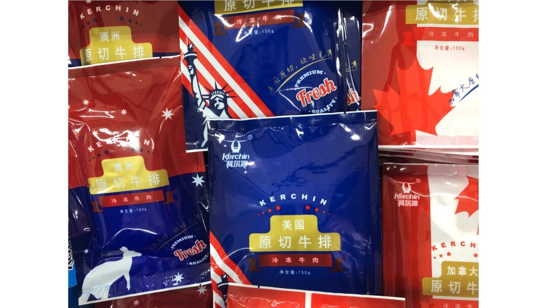 Paket filet daging sapi beku dari Australia (kiri), Amerika Serikat (tengah) dan Kanada (kanan) dijual di sebuah supermarket di Beijing, China, 14 Mei 2019. (Foto: dok).