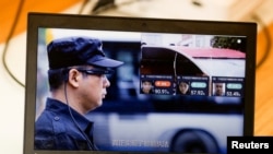 宣介视频显示一名演员戴着LLVision人脸识别智能眼镜在该公司位于北京的办事处做示范。（2018年2月28日）