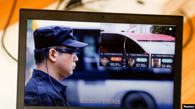 宣介视频显示一名演员戴着LLVision人脸识别智能眼镜在该公司位于北京的办事处做示范。(2018年2月28日)