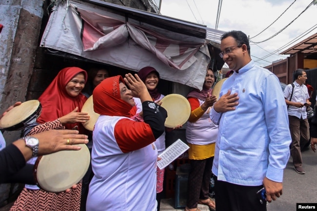 Anies Baswedan, right, a candidate in the running to lead the Indonesian capital Jakarta, talks to suppoters during campaigning in Jakarta, Indonesia, Jan. 17, 2017.