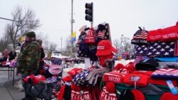 Cientos de personas hicieron filas en temperaturas bajo cero para asegurarse un sitio en el mitín del presidente Donald Trump en Des Moines, Iowa. [Foto: Alejandra Arredondo]