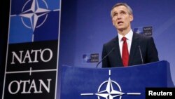 Sekjen NATO Jens Stoltenberg memberikan pidato dalam pertemuan NATO di Brussels (foto: dok). Turki mendesak pertemuan khusus negara-negara NATO pasca serangan teror di Turki.