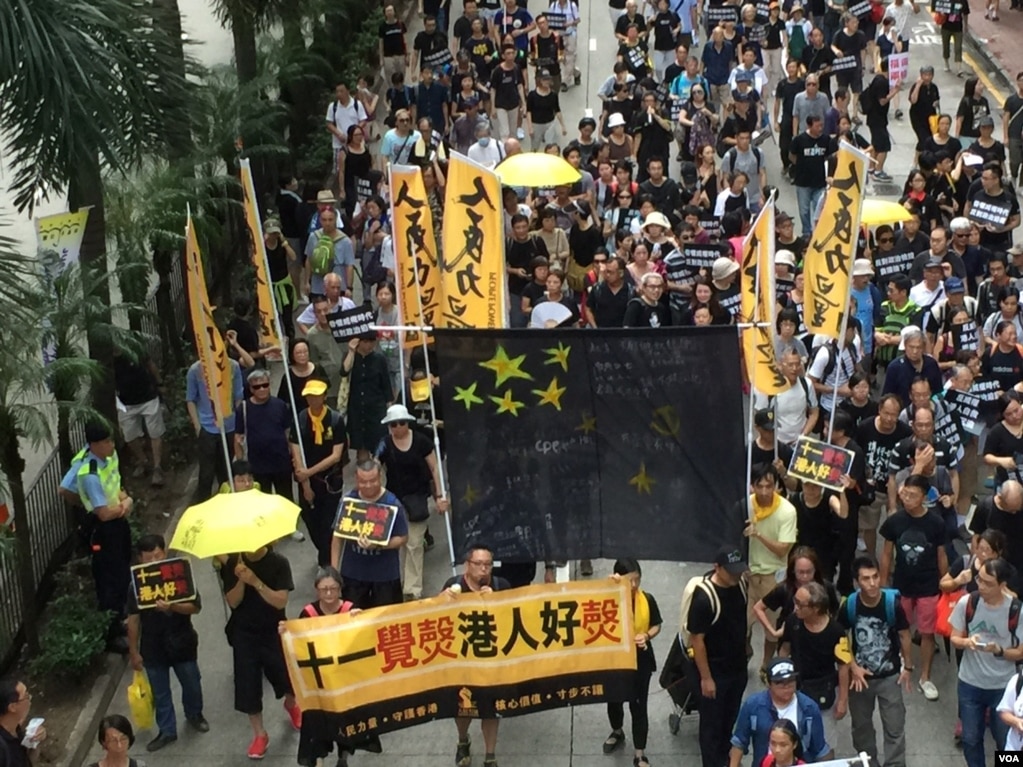 香港幾十個政黨和團體在中國十一國慶當天下午，舉行反威權大遊行，抗議政治打壓，要求律政司司長袁國強下台。 數以萬計的港人走上街頭，表達反對他們看來的來自北京和香港特區政府的威權打壓。