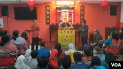 Ketua Majelis Agama Khonghucu (Makin) Bandung Fam Kiun Fat, mengenalkan agama Khonghucu dan menjawab pertanyaan dari para peserta. (VOA/Rio Tuasikal)