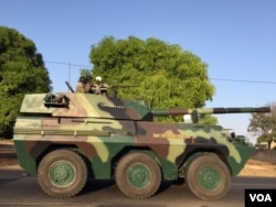 Senegalese troops amassing at the Gambian border near the Senegalese town of Karang, Jan. 19, 2017. (R.Shryock /VOA)