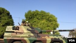 Senegalese troops amassing at the Gambian border near the Senegalese town of Karang, Jan. 19, 2017. (R.Shryock /VOA)