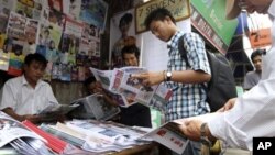 ရန်ကုန်မြို့က သတင်းစာ၊ ဂျာနယ်အရောင်းဆိုင်တစ်ခု။ (သြဂုတ်လ ၂၀ ရက်၊ ၂၀၁၃)။
