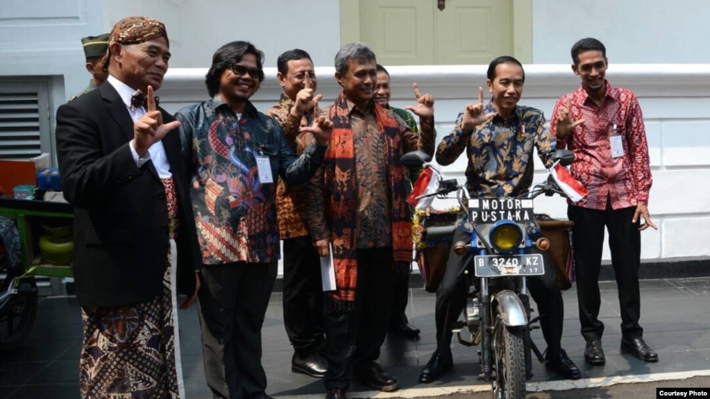 Presiden Joko Widodo menaiki sepeda motor seorang pegiat literasi (Foto courtesy: Setpres RI). 