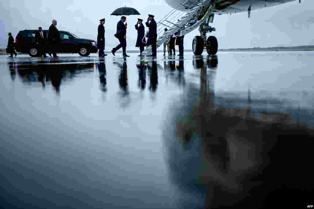 Başkan Donald Trump, Washington yakınlarındaki Andrews Hava Üssü&rsquo;nde kendisini götürecek Air Force One adlı resmi uçağına binerken. Washington son birkaç gündür aşırı yağışların etkisi altında.