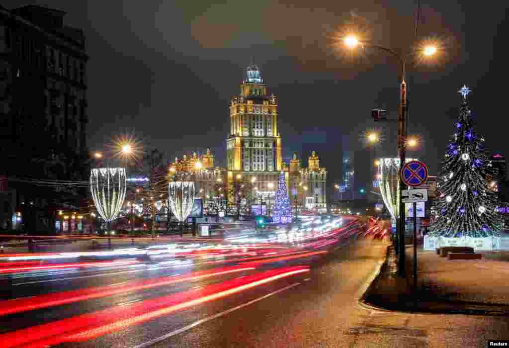 روسی دارالحکومت ماسکو میں نئے سال اور کرسمس کی مناسبت سے سجاوٹ کی گئی ہے۔&nbsp;&nbsp;