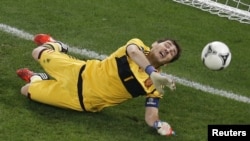 Iker Casillas essaie d'arrêter un penalty lors d'un match de l'Euro 2012, Donetsk le 27 juin 2012