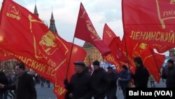 共產黨支持普京烏克蘭政策。俄羅斯吞併克里米亞後，3月莫斯科紅場慶祝集會的俄共黨員。（美國之音白樺攝）