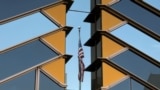 Refleksi dari bendera AS tampak di kaca jendela Kedutaan Besar AS di Kabul, Afghanistan, 30 Juli 2021. Kedutaan AS di Kabul ditutup sejak Taliban menguasai Kabul tahun lalu. (foto: ilustrasi). 