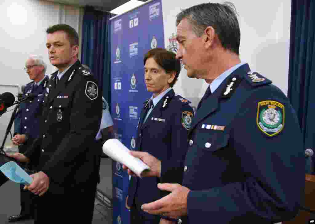 Australian Federal Police Acting Commissioner Andrew Colvin (left) and New South Wales Police Commissioner Andrew Scipione (right) describe how 800 federal and state police officers raided more than two dozen properties as part of the anti-terror operation in Sydney, Sept. 18, 2104. 