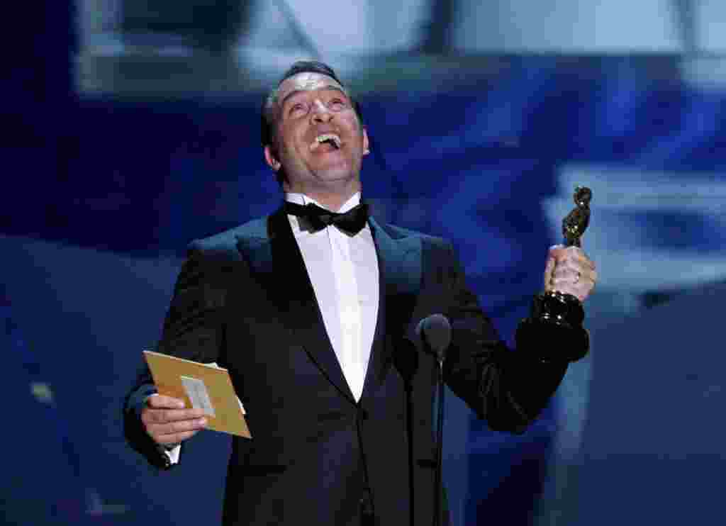 Aktor Perancis Jean Dujardin menerima Oscar sebagai Aktor Terbaik untuk perannya dalam film "The Artist" pada Academy Awards ke-84 di Hollywood, Minggu, 26 Februari 2012 (Reuters).