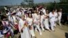 위민크로스DMZ 대표단이 지난 2015년 5월 한반도 분단의 상징인 비무장지대를 걸어서 넘는 행사를 개최했다. 경의선 육로로 군사분계선을 통과한 대표단이 한국의 환영단과 함께 임진각까지 '평화걷기'를 하고 있다.