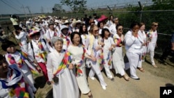 위민크로스DMZ 대표단이 지난 2015년 5월 한반도 분단의 상징인 비무장지대를 걸어서 넘는 행사를 개최했다. 경의선 육로로 군사분계선을 통과한 대표단이 한국의 환영단과 함께 임진각까지 '평화걷기'를 하고 있다.