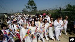 위민크로스DMZ 대표단이 지난 2015년 5월 한반도 분단의 상징인 비무장지대를 걸어서 넘는 행사를 개최했다. 경의선 육로로 군사분계선을 통과한 대표단이 한국의 환영단과 함께 임진각까지 '평화걷기' 행사를 진행했다.