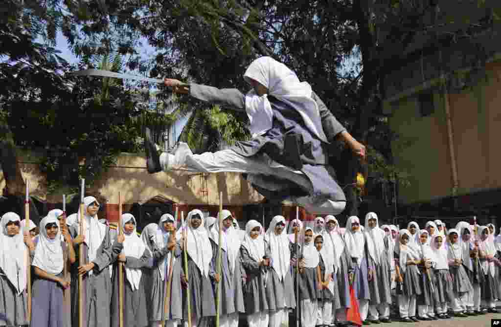 세계여성의 날을 하루 앞두고 인도 하이드라바드의 한 학교에서 한 무슬림 여성이 공연을 펼치고 있다. 