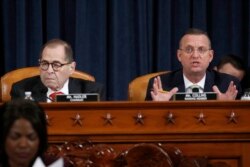 El presidente de la Comisión Judicial de la Cámara de Representantes de EE.UU., Jerrold Nadler, (izquierda) y el reprsentante republicano en el panel, Doug Collins, durante la audiencia sobre juicio político al presidente Donald Trump el jueves, 12 de diciembre de 2019.