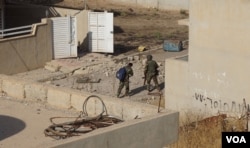 Peshmerga rush to gun battles that erupted in two different areas of Bashiqa, Iraq, Nov. 8, 2016. (J. Dettmer/VOA)