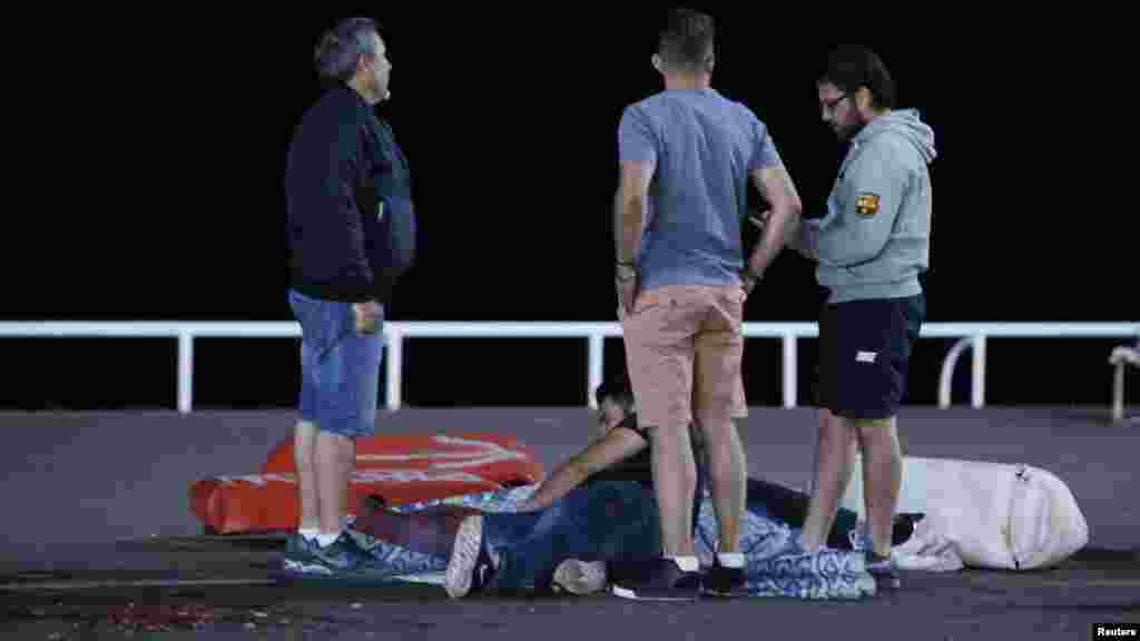 Una persona herida en la escena del ataque en Niza.