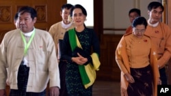 Pro-democracy leader Aung San Suu Kyi, center, walks along with lawmakers of her National League for Democracy (NLD) party to attend the inauguration session of Union Parliament, Feb. 8, 2016, in Naypyitaw, Myanmar. 