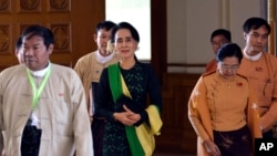 Bà Aung San Suu Kyi (giữa) đi cùng với các nhà lập pháp của Đảng liên minh Dân chủ Toàn quốc (NLD) tham dự phiên khai mạc Liên minh Nghị viện, ngày 08 tháng 2 năm 2016, tại Naypyitaw, Myanmar.