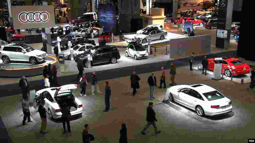 華盛頓汽車展的展覽大廳。 (Philip Alexiou - VOA)