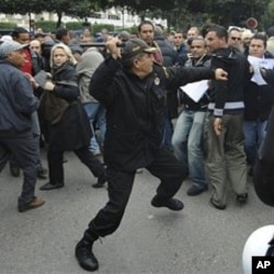 Heurts entre policiers et manifestants au début des émeutes, à Tunis