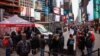 Orang-orang mengantre untuk tes COVID-19 di Times Square saat varian virus corona Omicron terus menyebar di Manhattan, New York City, AS, 19 Desember 2021. (Foto: REUTERS/Andrew Kelly)