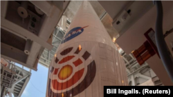 El cohete Atlas 5 de United Launch Alliance, con el módulo espacial de la NASA InSight incorporado, en la Base Vandenberg de la Fuerza Aérea en California, EEUU, 3 de mayo del 2018. Cortesía de la NASA/Bill Ingalls. 