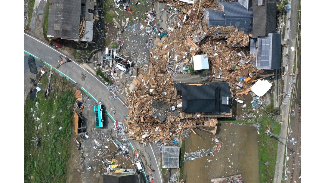 Kerusakan akibat banjir yang dipicu oleh hujan lebat, di Kumamura, Prefektur Kumamoto, Jepang barat daya, 8 Juli 2020. Foto diambil dengan drone. (REUTERS / Kim Kyung-Hoon)